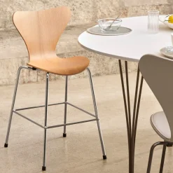 Fritz Hansen Serie 7™ 3107 Junior Chair Oak
